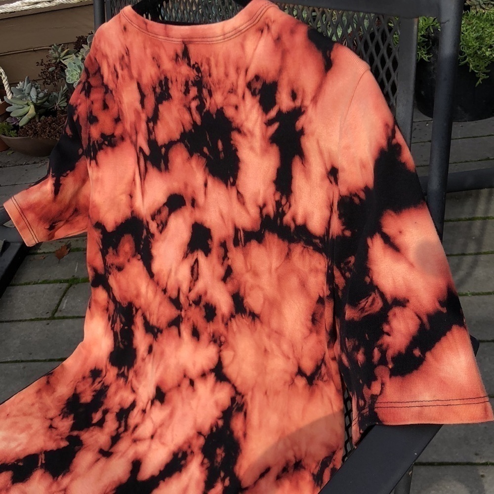 Jcrew L black and orangie tones.. ‘perfect fit’ tee. Worn 1x… thick material. - Picture 8 of 8